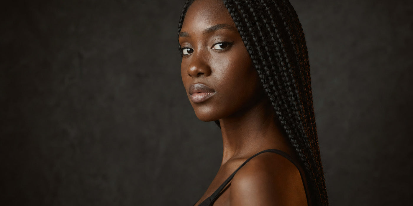 Femme portant de longues tresses africaines