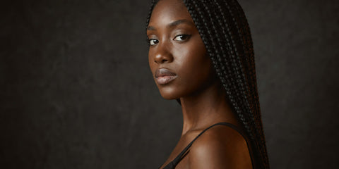 Femme portant de longues tresses africaines
