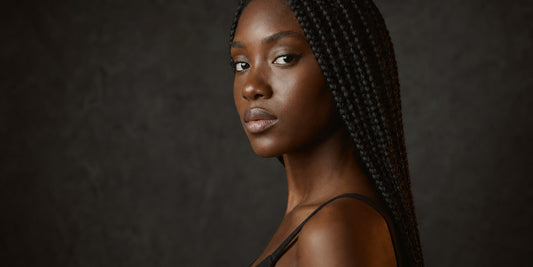 Femme portant de longues tresses africaines