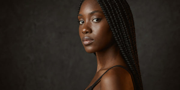 Femme portant de longues tresses africaines