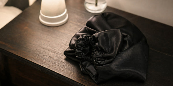 Bonnet en satin posé sur une table de nuit